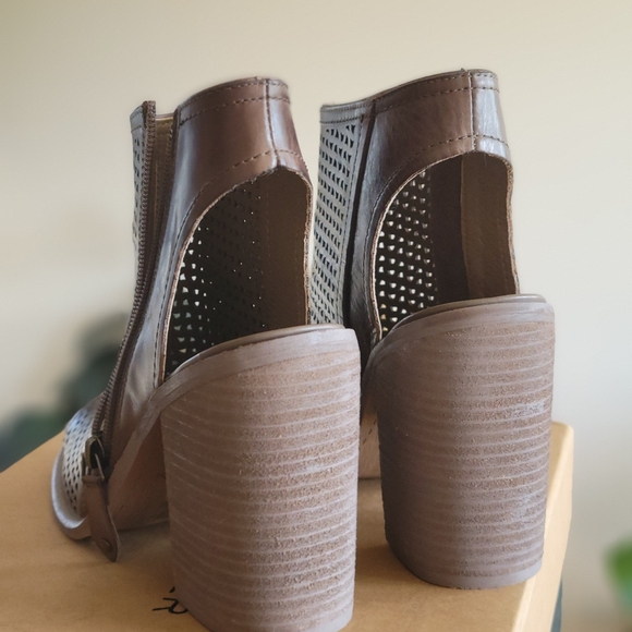 Kelsi Dagger shoes - Picture 4 of 7